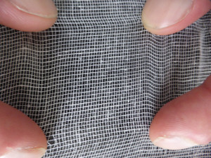 Au repos, la compresse est composée de fils se croisant à angle droit formant des cellules carrées